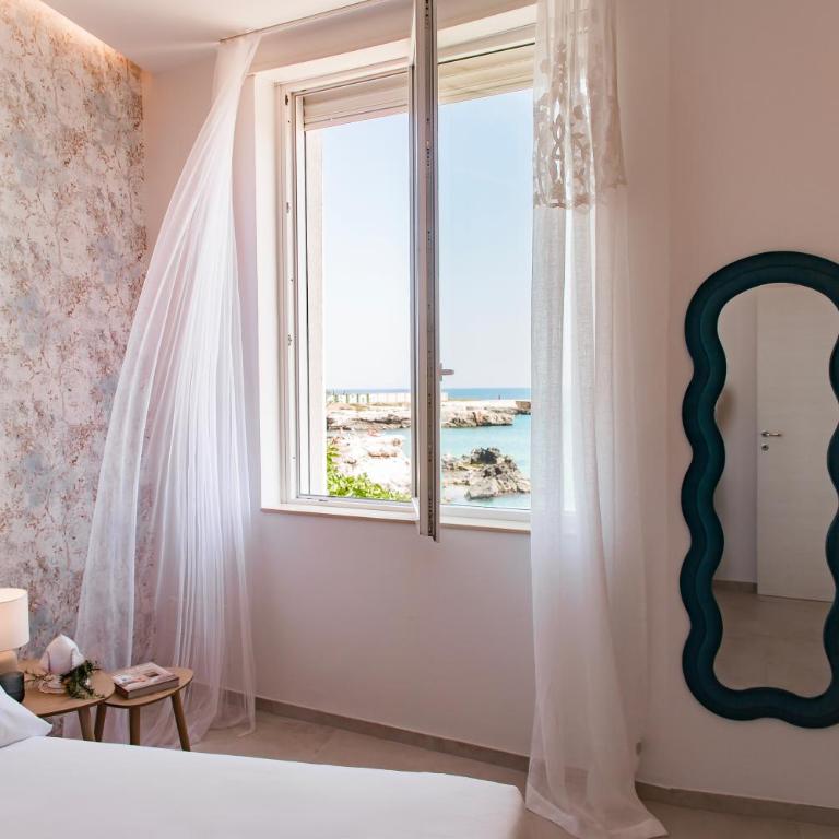 Acquamarina Suites by MONHOLIDAY - Camera King con Vista Mare - 13