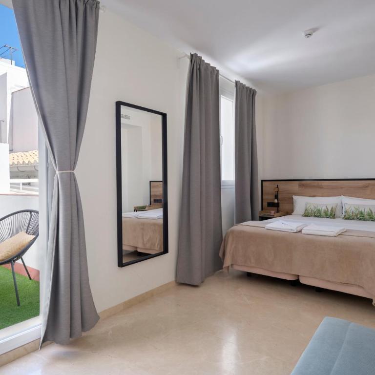Sweet Sevilla Suites - Smart Hotel - Habitación Cuádruple con terraza - 2