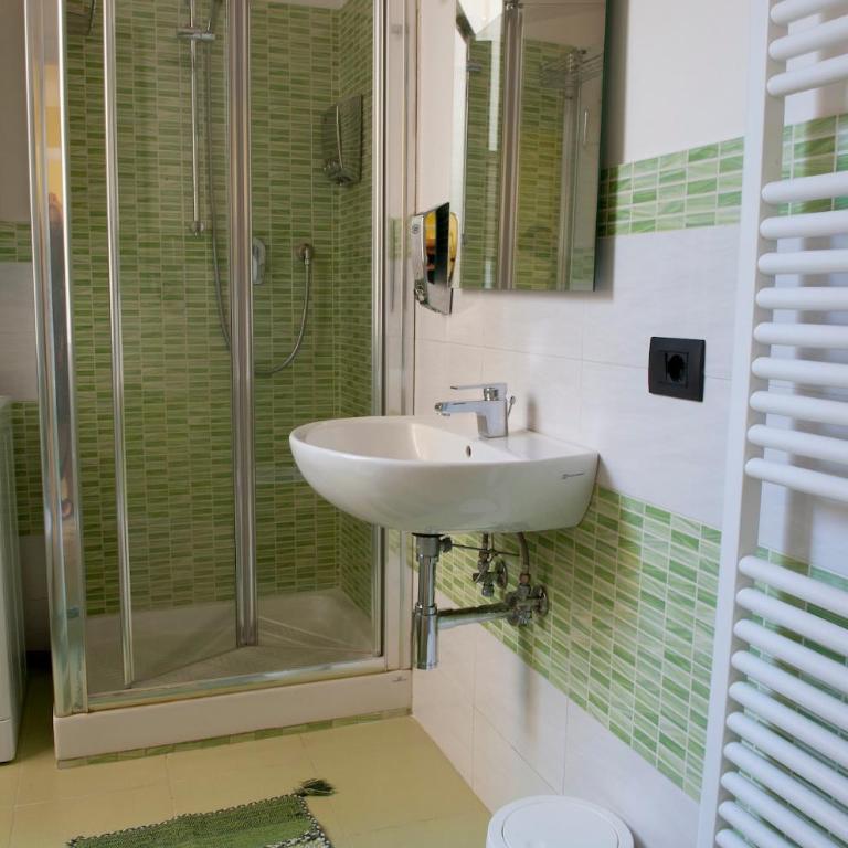 Florence Station Guesthouse - Camera Matrimoniale/Doppia con Letti Singoli con Bagno in Comune - 11