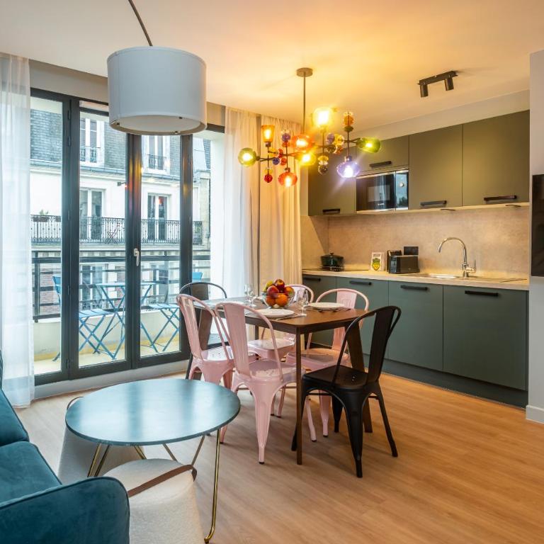 Montmartre Paris Suite - Two-Bedroom Apartment with Balcony - 14