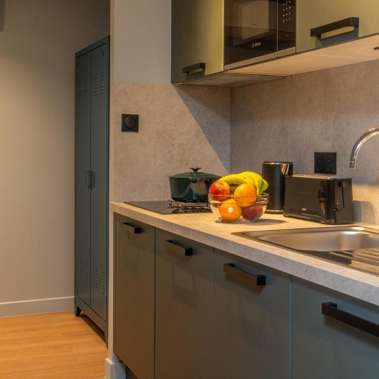 Montmartre Paris Suite - Two-Bedroom Apartment with Terrace - 16