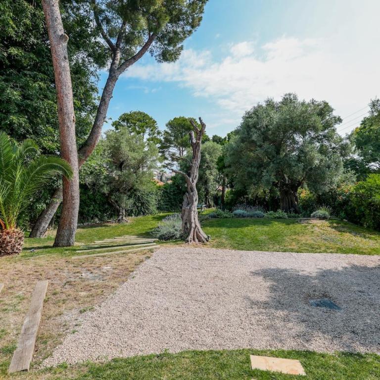 Central Luxurious Property - Villa with Private Pool - 9