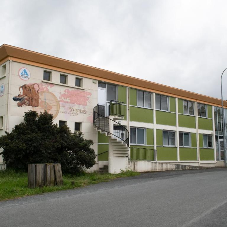Auberge de jeunesse HI Poitiers - Bed in 5-Bed Male Dormitory – Shared Bathroom - 1