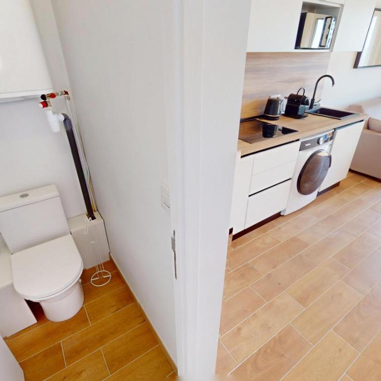 55E - Superbe studio climatisé entièrement rénové au 5ème et dernier étage sur le bord de Mer de Menton - Monolocale - 15