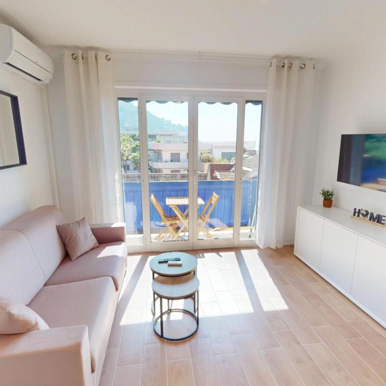55E - Superbe studio climatisé entièrement rénové au 5ème et dernier étage sur le bord de Mer de Menton - Monolocale - 1