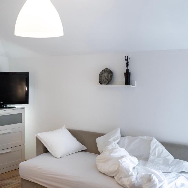Emi Quiet & Cozy Stay - One-Bedroom Apartment - 10