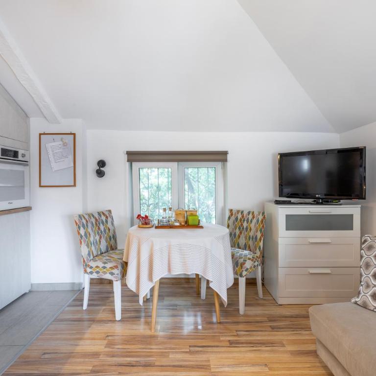 Emi Quiet & Cozy Stay - One-Bedroom Apartment - 13