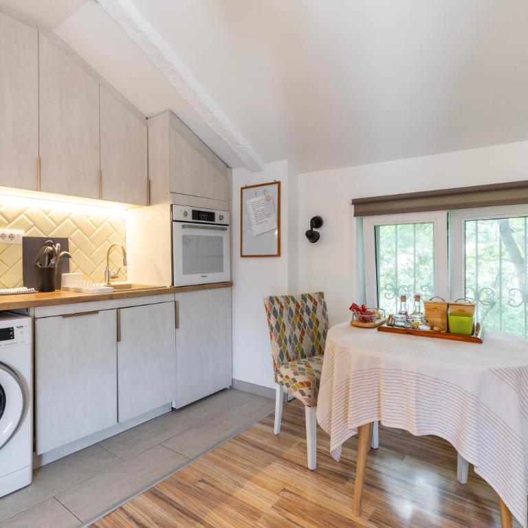 Emi Quiet & Cozy Stay - One-Bedroom Apartment - 15