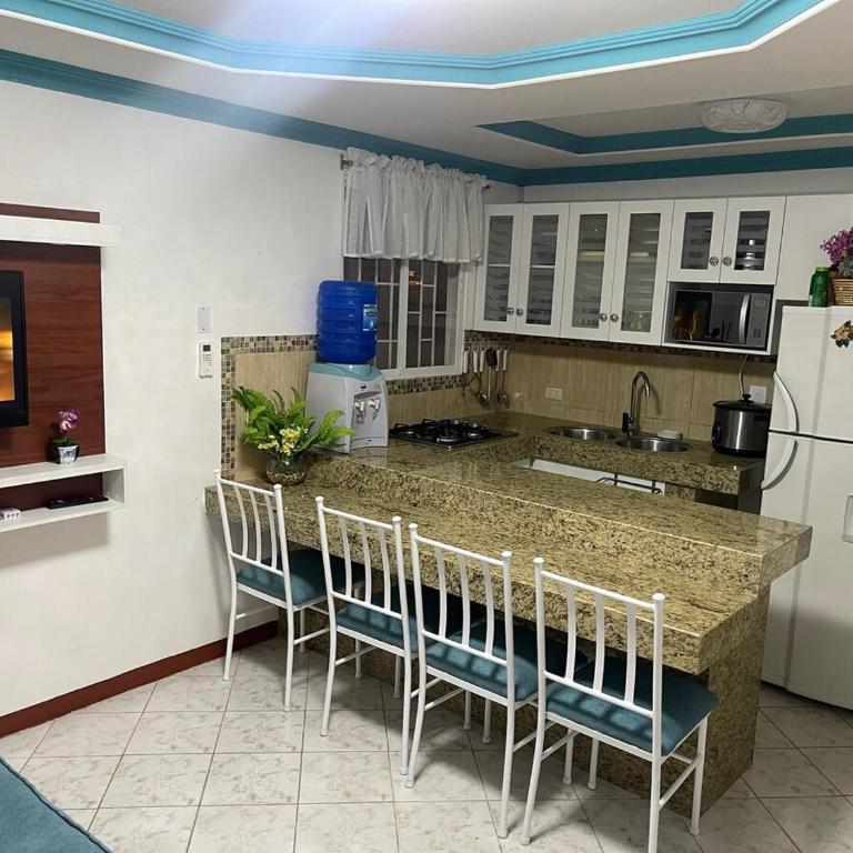 Alquilo acogedora villa Familiar en Salinas, a pocos minutos de centro comercial y playas! - Villa de 3 dormitorios - 6