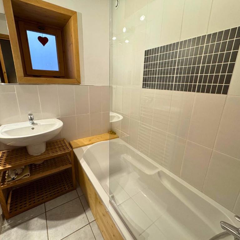 Chalet Confort 4 Ch, 3 SDB, Proche 3 Vallées, Wifi Gratuit - FR-1-452-58 - Appartement 4 Chambres - 14