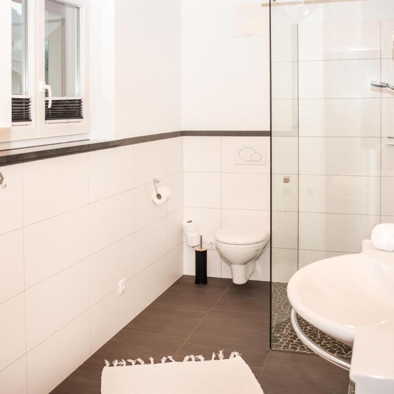Apart Emilia - Two-Bedroom Apartment with Shower - 12