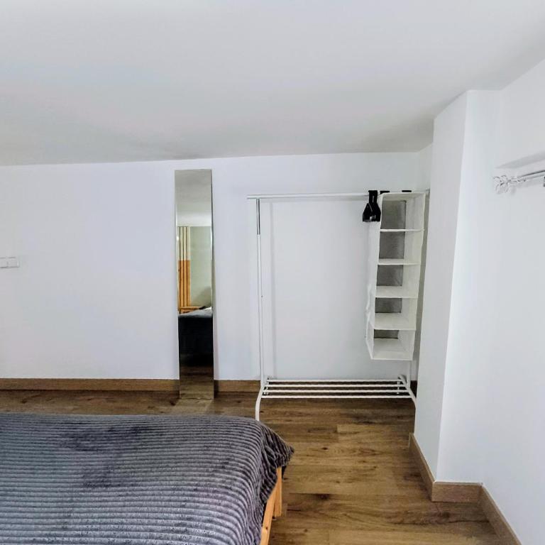 Comfy loft, 6 metro stops from downtown, AC & WiFi - Two-Room Apartment - 25
