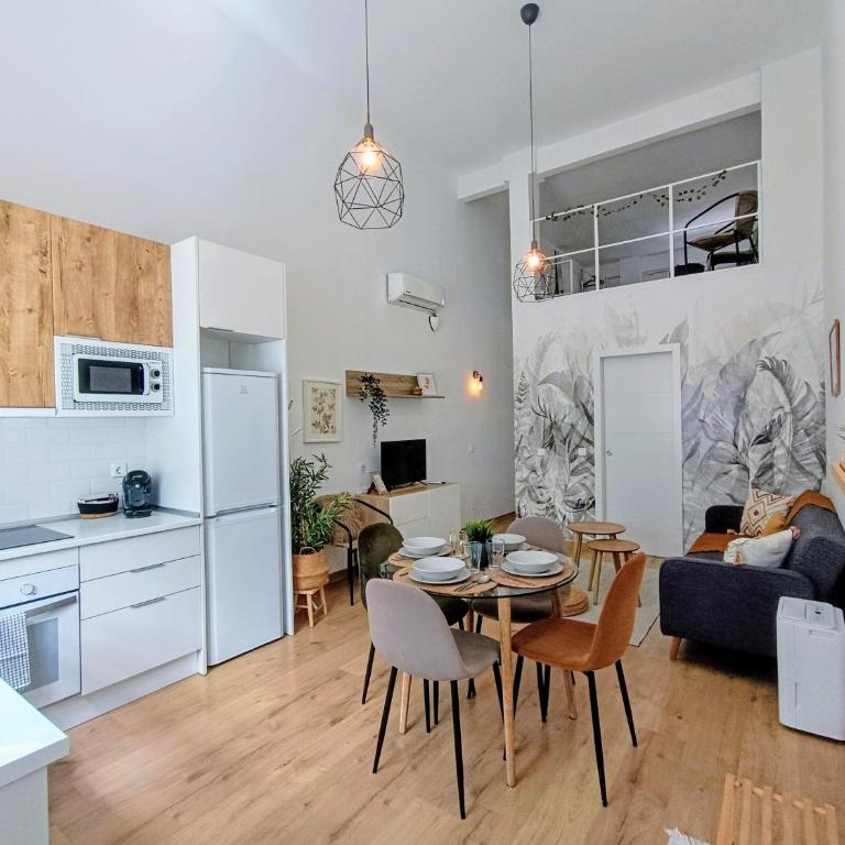 Comfy loft, 6 metro stops from downtown, AC & WiFi - Two-Room Apartment - 7