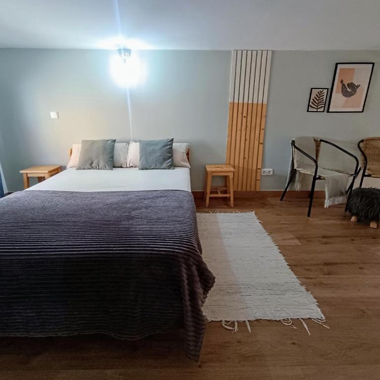 Comfy loft, 6 metro stops from downtown, AC & WiFi - Two-Room Apartment - 23