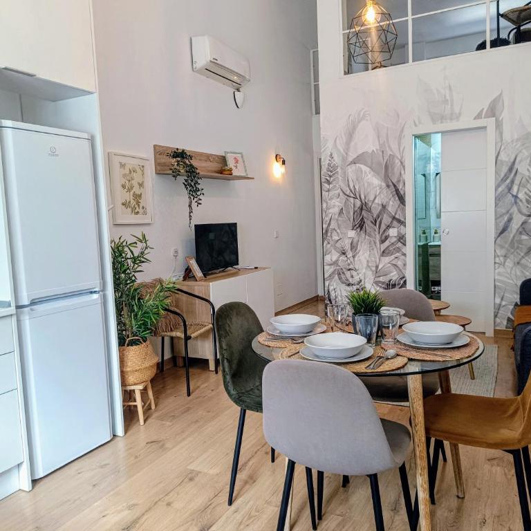Comfy loft, 6 metro stops from downtown, AC & WiFi - Two-Room Apartment - 6