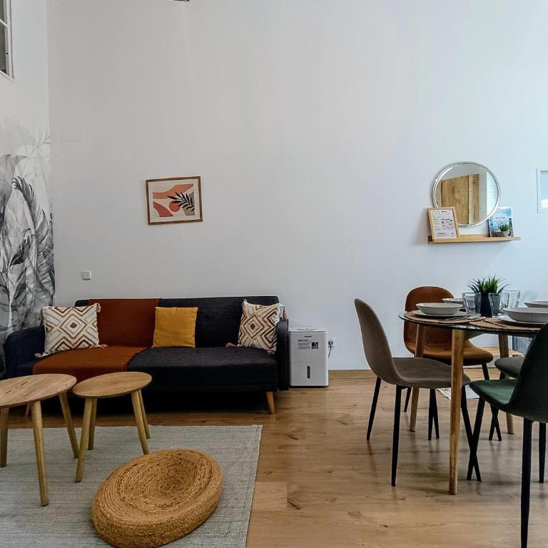 Comfy loft, 6 metro stops from downtown, AC & WiFi - Two-Room Apartment - 5