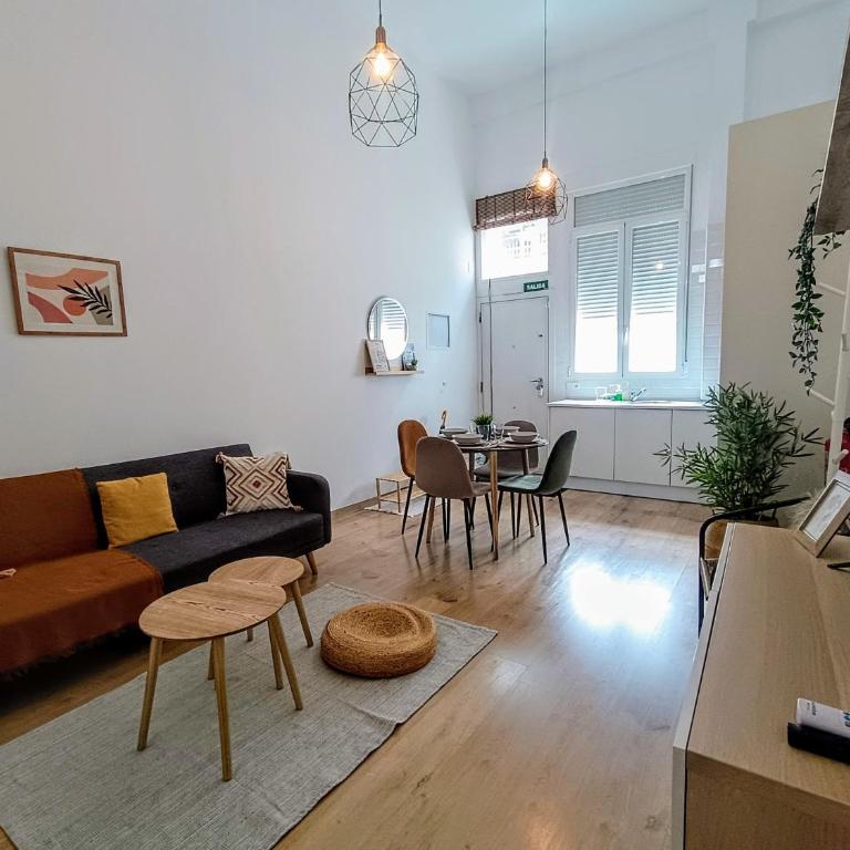 Comfy loft, 6 metro stops from downtown, AC & WiFi - Two-Room Apartment - 3