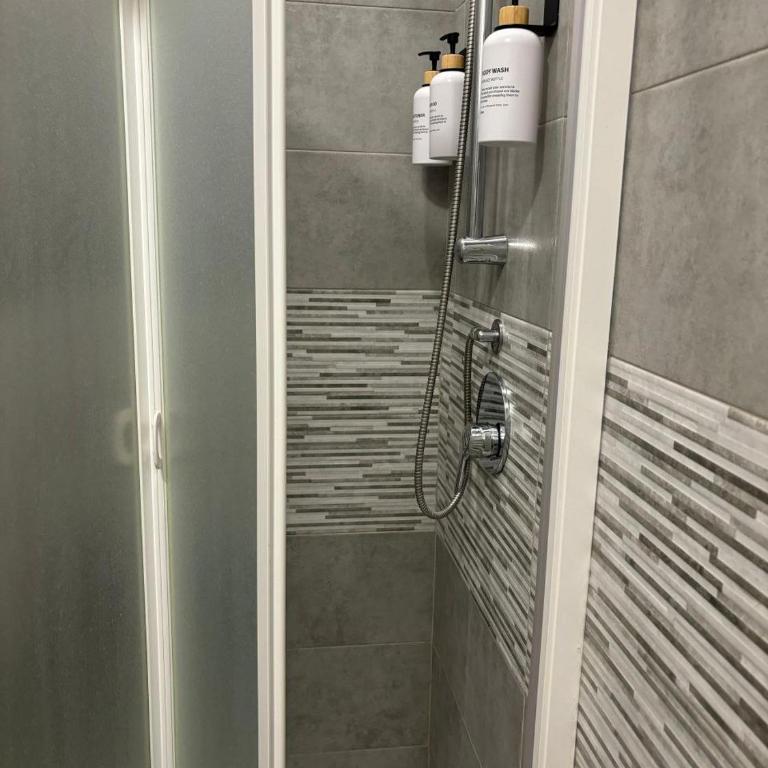 Duca's Guest House - Camera Tripla con Bagno Privato - 4