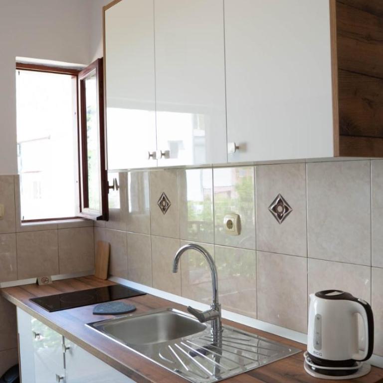 B & M Apartments - One-Bedroom Apartment with Small Terrace and Sea View - 4