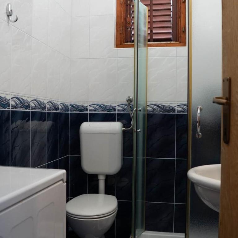 B & M Apartments - One-Bedroom Apartment with Small Terrace and Sea View - 1