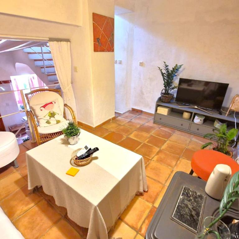 The Alicante Old Town artist workshop, Impressive rooftop, terrace with amazing city views and sea views, BBQ, Air conditioner, Wifi - Two-Bedroom Apartment - 48