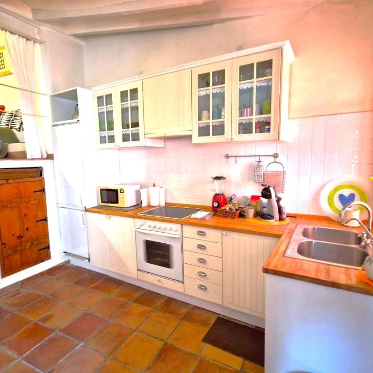 The Alicante Old Town artist workshop, Impressive rooftop, terrace with amazing city views and sea views, BBQ, Air conditioner, Wifi - Two-Bedroom Apartment - 42