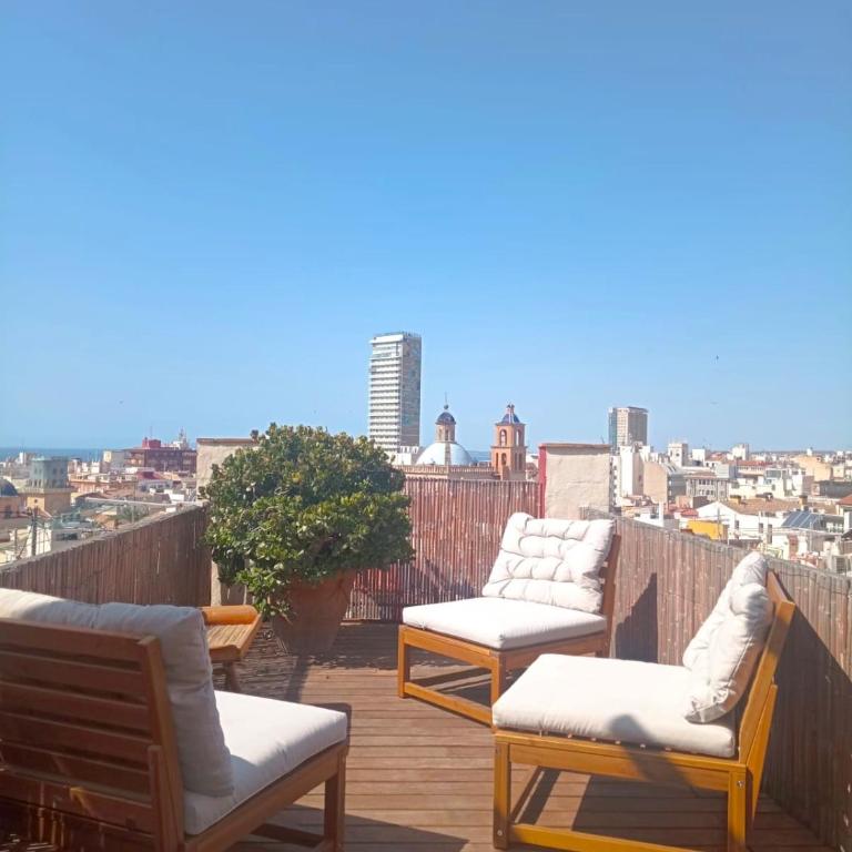 The Alicante Old Town artist workshop, Impressive rooftop, terrace with amazing city views and sea views, BBQ, Air conditioner, Wifi - Two-Bedroom Apartment - 4
