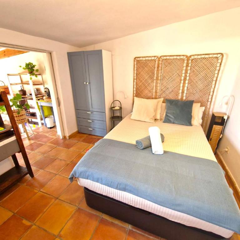 The Alicante Old Town artist workshop, Impressive rooftop, terrace with amazing city views and sea views, BBQ, Air conditioner, Wifi - Two-Bedroom Apartment - 10