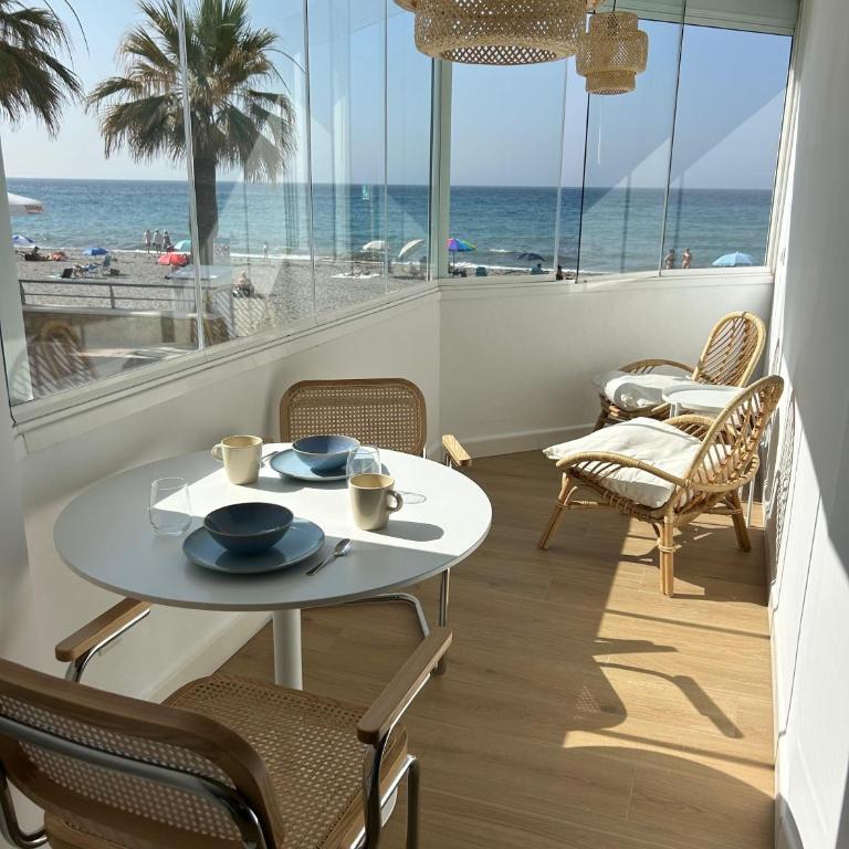 Seashore Apartment - Apartamento a la orilla del mar en Nerja - One-Bedroom Apartment - 1