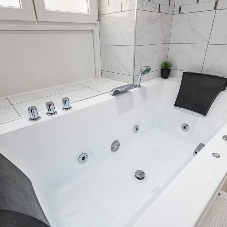 Cocon Privé pour 2 Personnes Jacuzzi, Sauna, Wi-Fi & Climatisation - Apartment mit 1 Schlafzimmer - 17