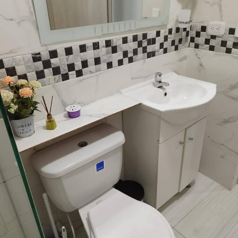 Apartamento turístico cerca al mar en Cartagena - Three-Bedroom Apartment - 2