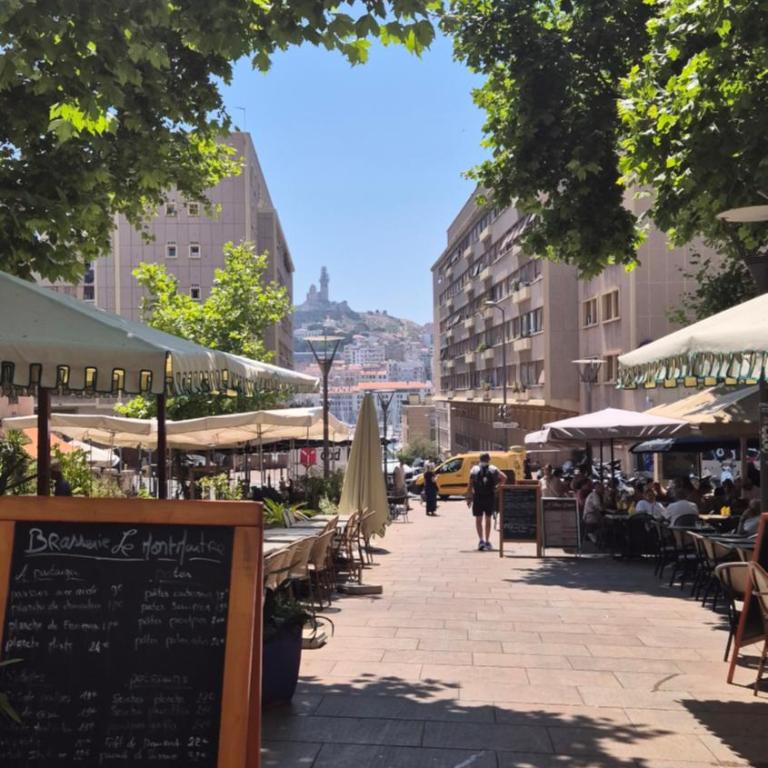 Plein coeur du Panier avec terrasse 2 à 4 personnes arrivée avant 19h - Appartement 1 Chambre - 30