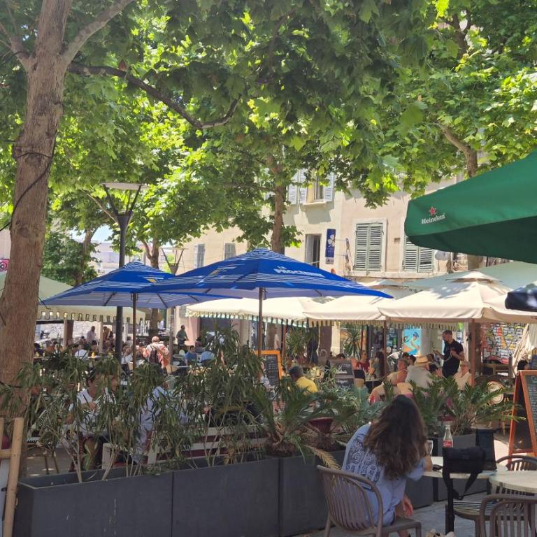 Plein coeur du Panier avec terrasse 2 à 4 personnes arrivée avant 19h - Appartement 1 Chambre - 31