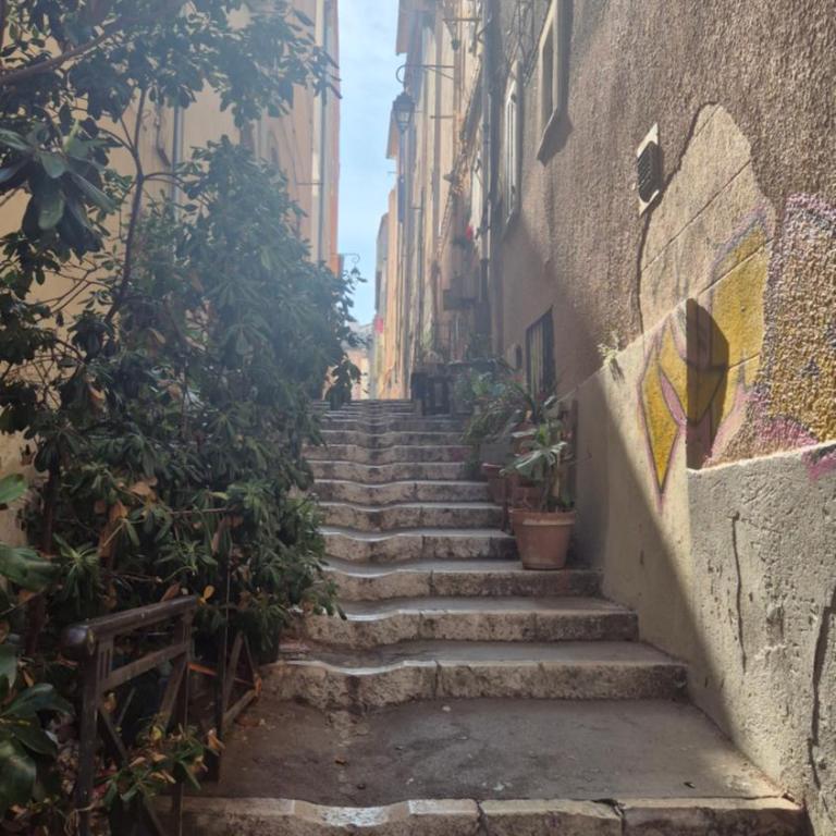 Plein coeur du Panier avec terrasse 2 à 4 personnes arrivée avant 19h - Appartement 1 Chambre - 33