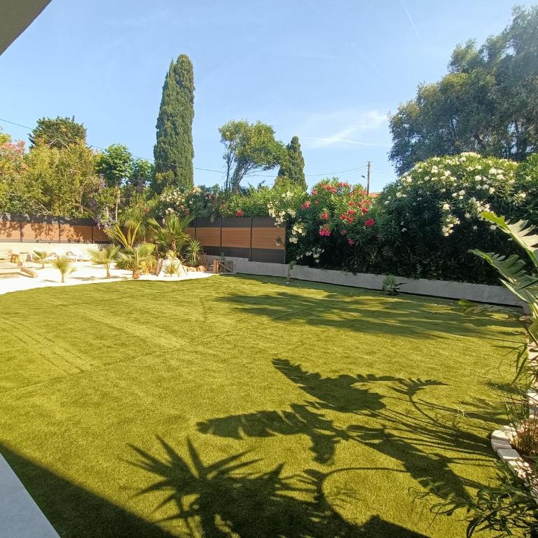 Vue et emplacement d'exception à 20 m de la plage des Sablettes - Villa - Côté Plage - 45