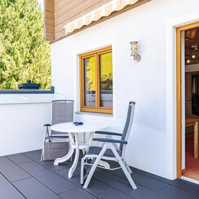 Pension Schlossberg - Doppelzimmer mit Terrasse und Aussicht - 11