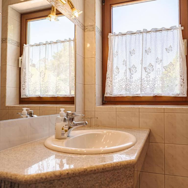 Pension Schlossberg - Doppelzimmer mit Terrasse und Aussicht - 7