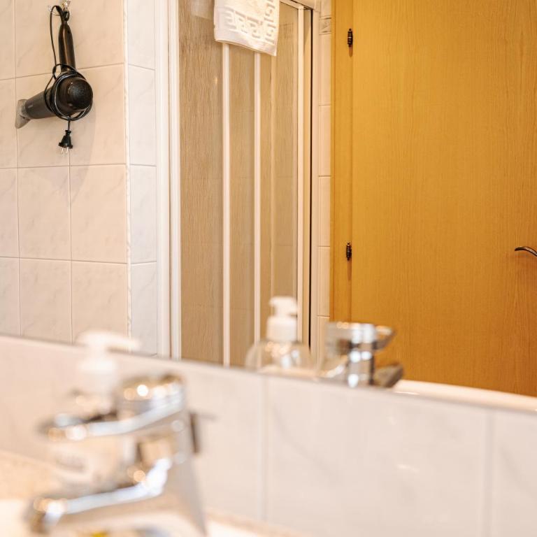Pension Schlossberg - Doppelzimmer mit Terrasse und Aussicht - 10