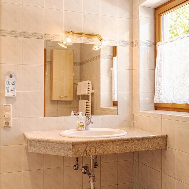 Pension Schlossberg - Doppelzimmer mit Terrasse und Aussicht - 9