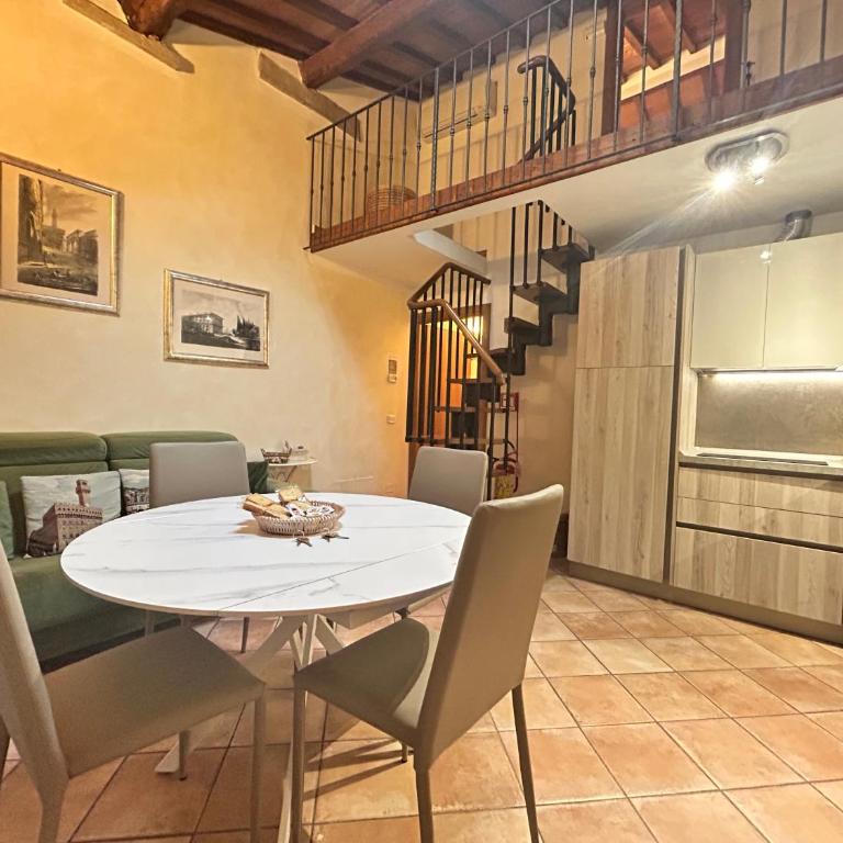 Palazzo Vecchio Flat with AC - Two-Bedroom Apartment - 3