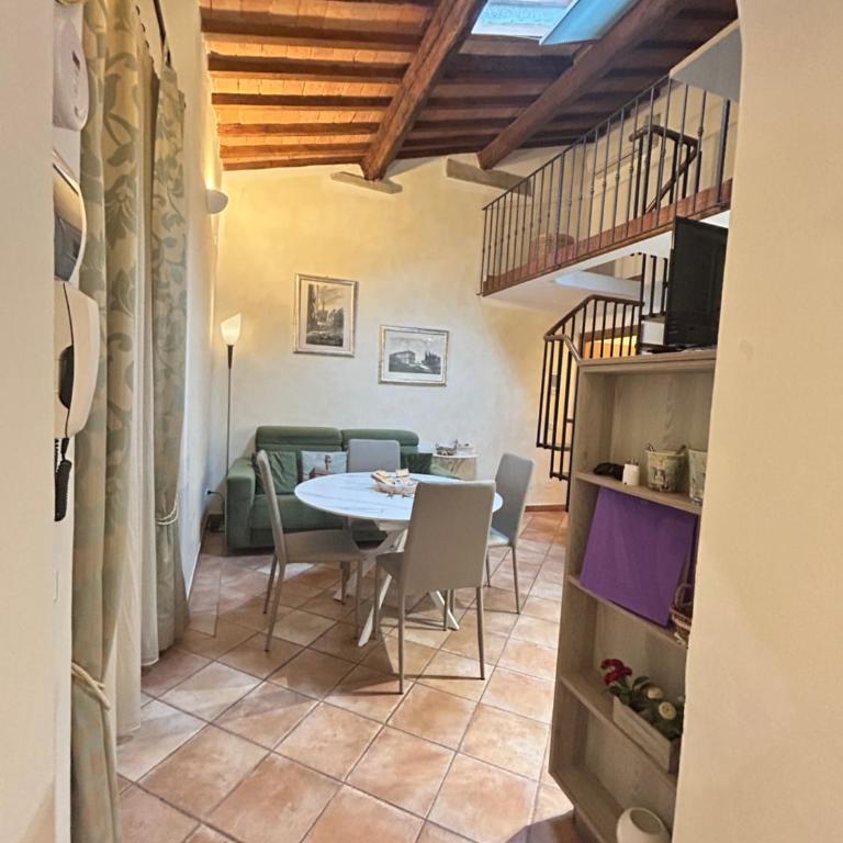 Palazzo Vecchio Flat with AC - Two-Bedroom Apartment - 16