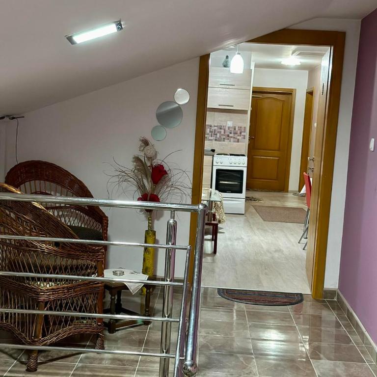 Apartmani Miodragović - nedaleko od Snežnika, 100 metara pre bazena - Apartman sa 3 Spavaće Sobe - 12