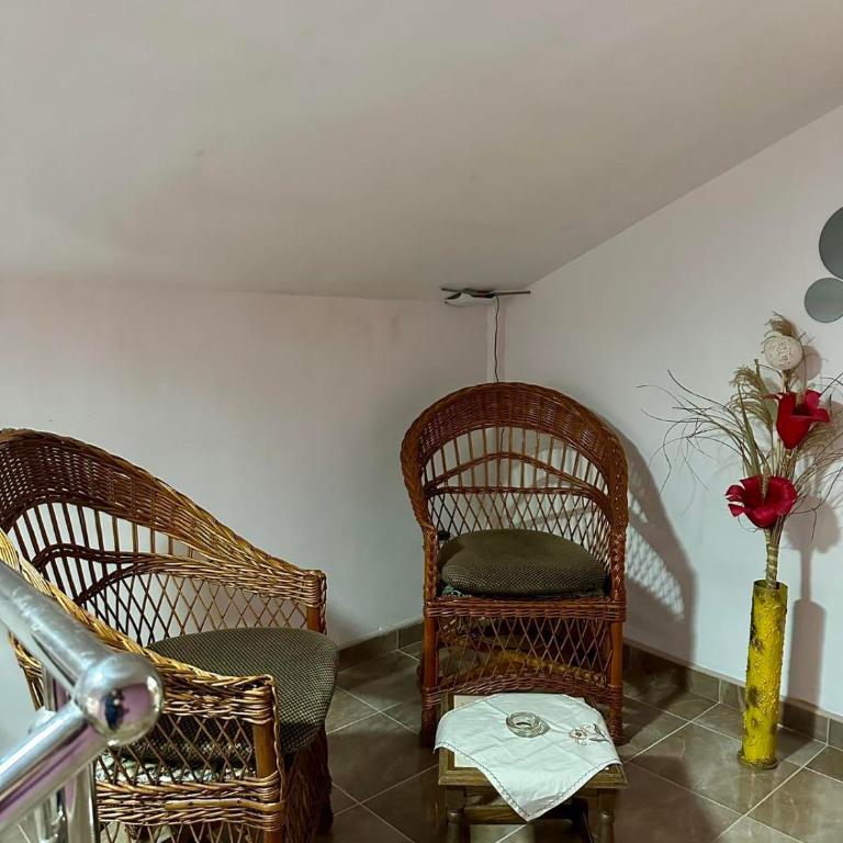 Apartmani Miodragović - nedaleko od Snežnika, 100 metara pre bazena - Apartman sa 3 Spavaće Sobe - 7