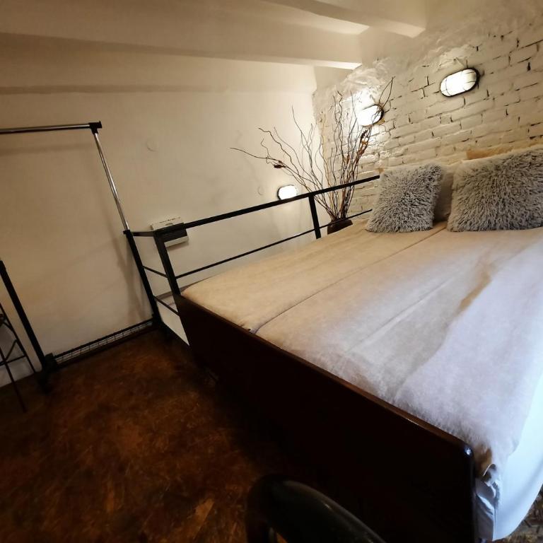 BUDGET - Authentic Belgrade Centre - Apartment #5, 4 Bedrooms, 1 full Bathroom, 1 Toilet - Loft Apartment mit 1 Schlafzimmer - 8