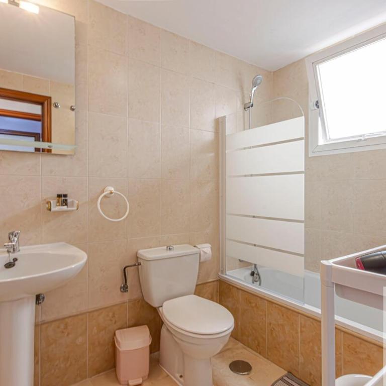 Wonderful Apt 2 BDR with pool and private parking - Two-Bedroom Apartment - 18