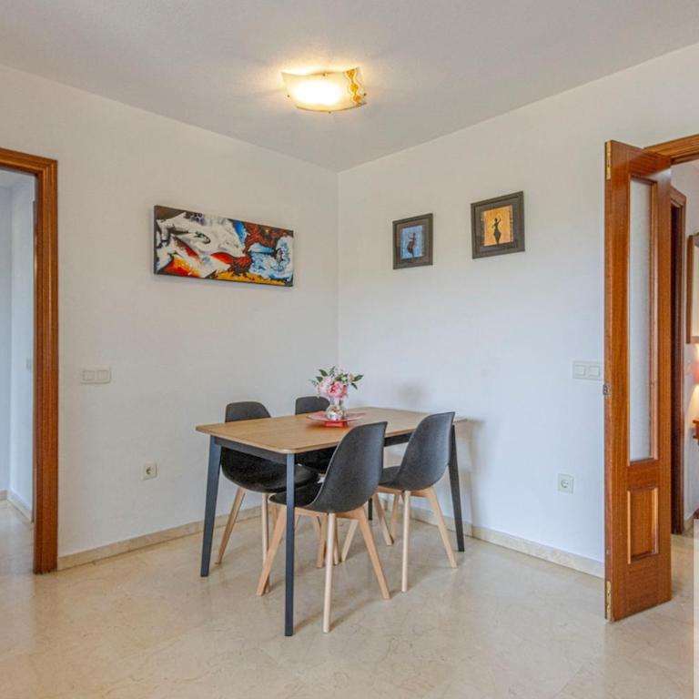 Wonderful Apt 2 BDR with pool and private parking - Two-Bedroom Apartment - 14