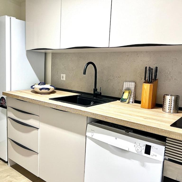 Luxury Escape by the Beach and City Center - Three-Bedroom Apartment - 6