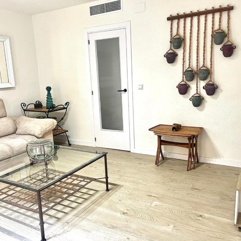 Luxury Escape by the Beach and City Center - Three-Bedroom Apartment - 8