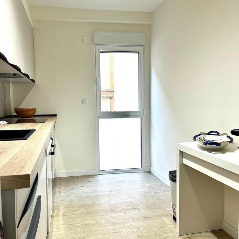 Luxury Escape by the Beach and City Center - Three-Bedroom Apartment - 12