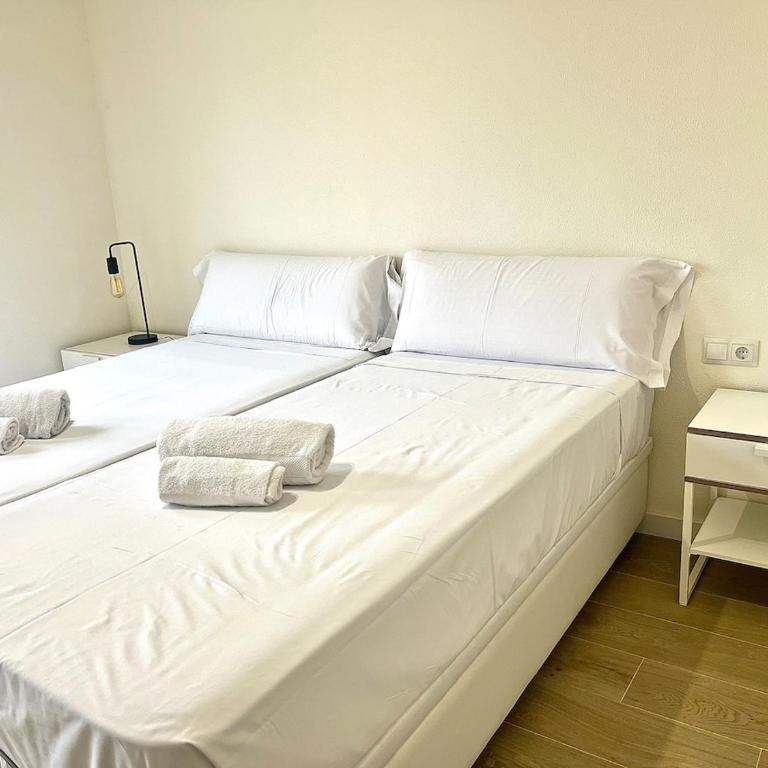 Luxury Escape by the Beach and City Center - Three-Bedroom Apartment - 13